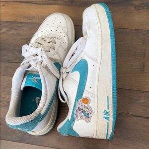 Nike White and Teal Low-Top Sneakers with Basketball Graphic